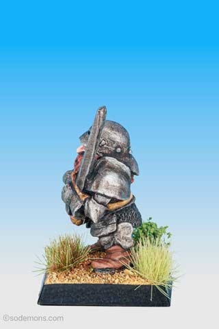 FTD20 Dwarf Champion in Plate Armour with Two Handed Sword